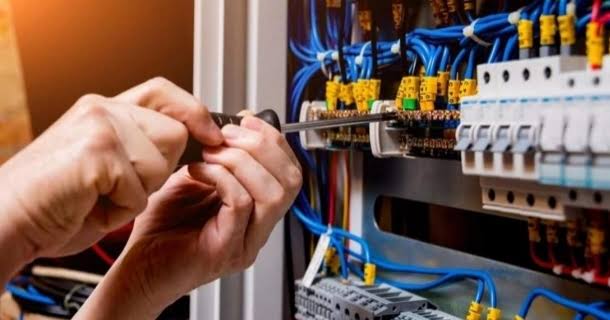 Empresa de Instalações Elétricas Industriais: Como Escolher a Parceira Certa para Grandes Projetos